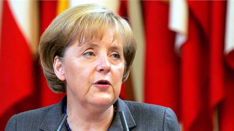 Nmecká spolková kancléka Angela Merkelová elila výtkám opozice.