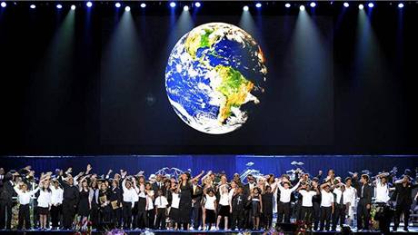 Vichni pozvaní hosté spolu s rodinou Michaela Jacksona zazpívali slavnou píse Heal the World