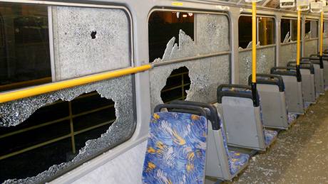 Ostravtí policisté dopadli dva mladíky, kteí se bavili tím, e rozbíjeli okna v tramvajových vozech. 