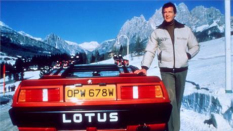Roger Moore jako James Bond ve filmu Jen pro tvé oi.