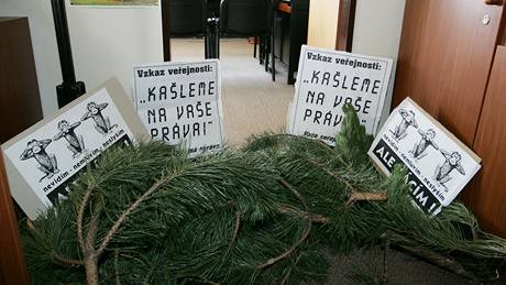 Protestní akce proti kácení strom na Horníkové: Nesehnutí pilo na brnnský odbor ivotního prostedí s vtvemi a transparenty 