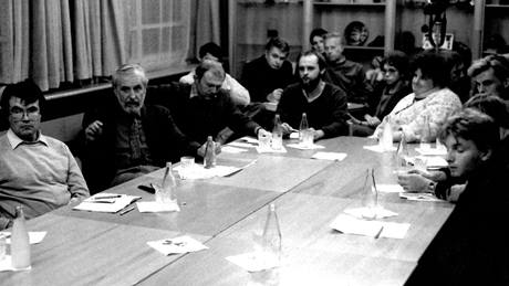 Po revoluci: Jií Machourek (druhý zleva) s brnnskými disidenty v prosinci 1989