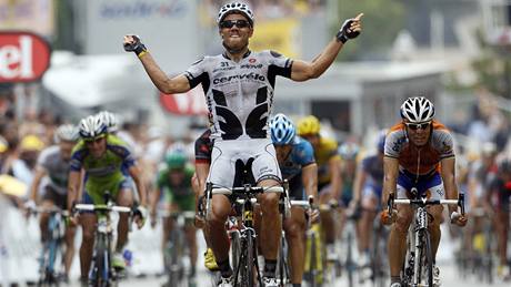 Nor Hushovd projídí vítzn cílem 6. etapy Tour de France.