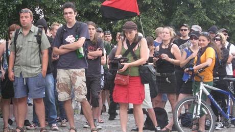 Demonstrace anarchist v Praze na Palackého námstí.