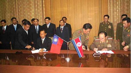 Barmský generál Thur Shwe Man (vlevo) podepisuje se severokorejským generálem Kim Kyok Sikem memorandum o pátelství (26. listopadu 2008) 