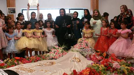 Irácké kolaky oslavují u hrobky Saddáma Husajna výroí jeho narození (28. dubna 2008)