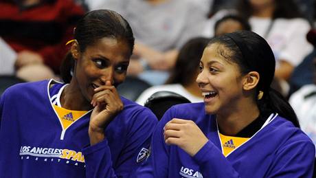 Hvězdy Los Angeles Sparks Lisa Leslieová (vlevo) a Candace Parkerová Hvězdy Los Angeles Sparks Lisa Leslieová (vlevo) a Candace Parkerová
