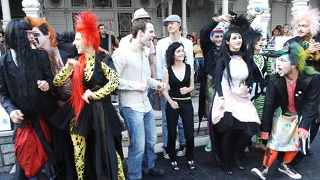 Texta Michal Horáek si na letoním karlovarském festivalu pi módní pehlídce kostým z Kudykamu vyzkouel oblek králíka.
