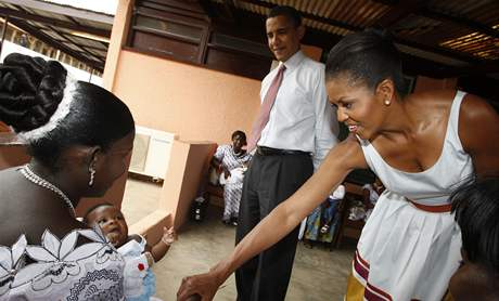 Americk prezident Barack Obama s manelkou Michelle na nvtv nemocnice v ghansk Akke (11. ervence 2009)
