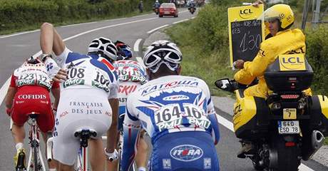 Uprchlci v 10. etap Tour de France dostvaj zprvu, kolik maj nskok na hlavn pole