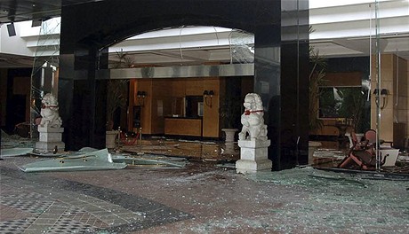 Hotel Marriot v Jakart poniený bombovým atentátem (17. ervence 2009)
