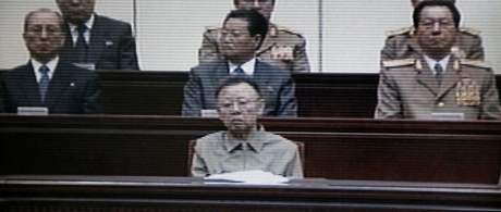 Kim ong-il na slavnostním shromádní u píleitosti 15. výroí úmrtí jeho otce Kim Ir-sena (8. ervence 2009)
