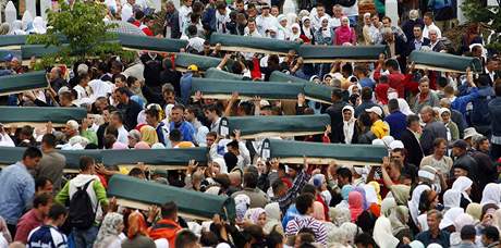Poheb nov identifikovanch ostatk zabitch muslim v Srebrenici (11. ervence 2009)