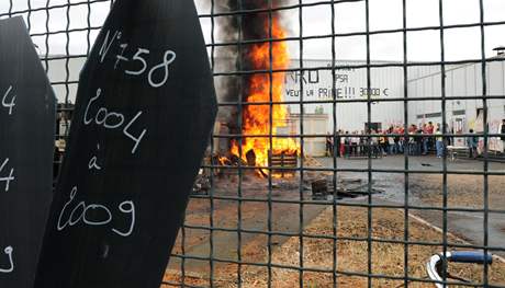 Zamstnanci New Fabris v Chatellerault okupují továrnu a poadují odstupné 30 tisíc eur. (13. ervence 2009)