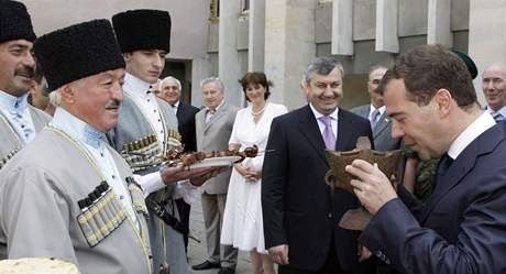 Dmitrij Medvedv a Eduard Kokojev v metropoli Jiní Osetie Cchinvali (13. ervence 2009)