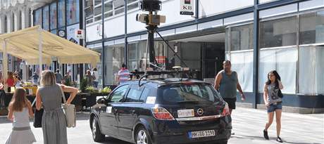 Google Street Car v Brn. Auta vybaven specilnmi kamerami projdj mstem a sbraj snmky ulic pro sestaven virtuln prochzky.