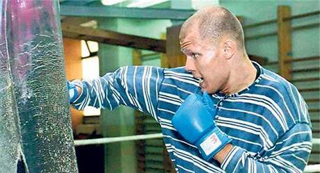 Filip Buina (na snímku z doby, kdy boxoval) je podezelý z daových podvod za 300 milion.