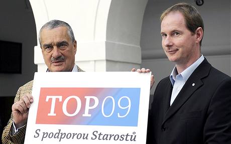 Bývalý éf TOP 09 Karel Schwarzenberg a lídr Starost Petr Gazdík na snímku z ervence 2009. Ob strany léta kandidovaly spolen, letos ale usilují o hlasy kadá zvlá. Starostm se nelíbí, e TOP 09 dál pouívá sousloví s podporou starost.