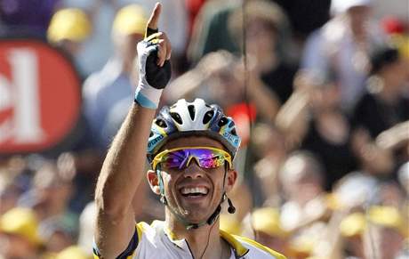 JSEM JEDNIKA. Alberto Contador slaví triumf v 15. etap Tour de France a posun celkového vedení. A utnul spekulace o tom, kdo je v Astan lídrem