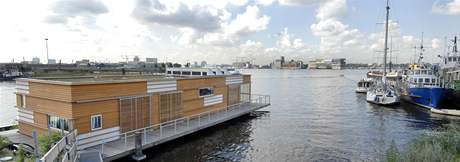 Hausbót Gewoonboot na kanále v Amsterdamu je ekologický, co to jen lo.