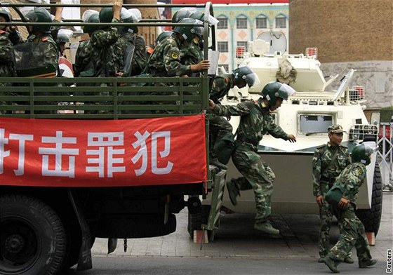 Na klid v ulicích Urumi stále dohlíejí ozbrojené sloky (13. ervence 2009)