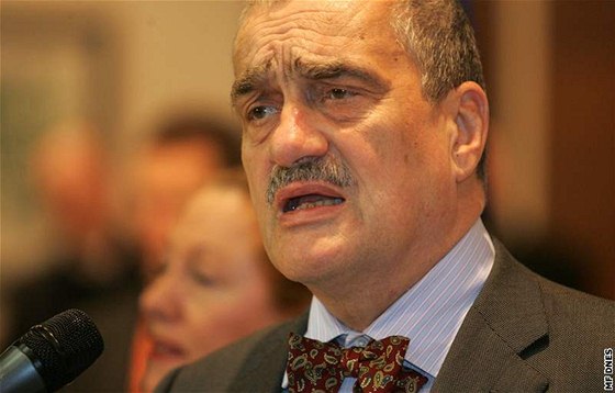 Ministr Karel Schwarzenberg má problém. Jeho úad má obstavený majetek.