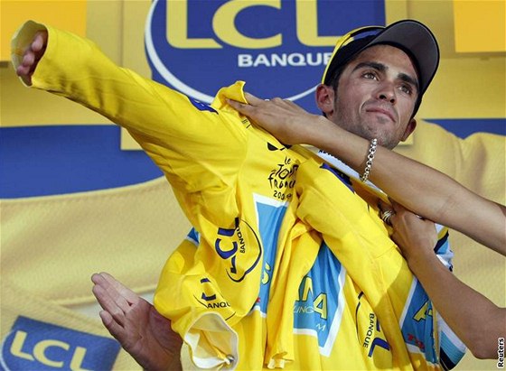 PIJDE SVLÉKÁNÍ? Albertu Contadorovi hrozí, e o svj tetí lutý dres z Tour pijde.