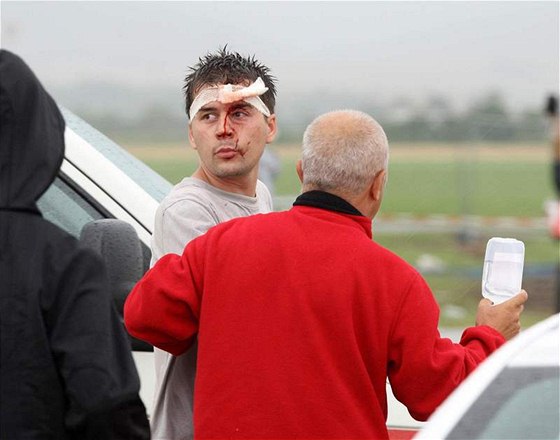 Sloventí záchranái oetují zranného návtvníka festivalu Pohoda.