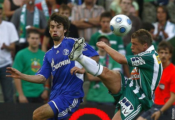 Jan Morávek v modrém dresu Schalke 04 bojuje o mí s Christianem Thonhoferem z Rapidu Víde