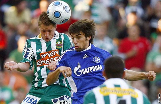 Jan Morávek v modrém dresu Schalke bojuje s protihráem