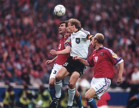 Jan Suchoprek bojuje ve finle Eura 1996 s nmeckm kapitnem Jrgenem Klinsmannem. Vpravo pihl Karel Rada.