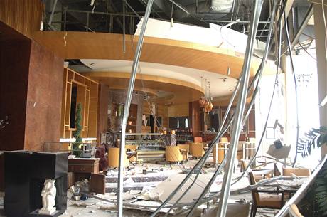 Vbuchem znien vestibul hotelu Ritz-Carlton v Jakart