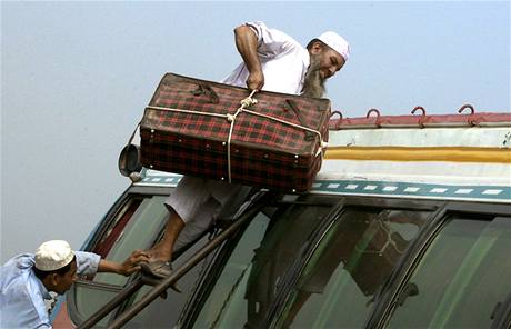 Mu z uprchlickho tbora Jalozai se pipravuje na nvrat dom (13. ervence 2009)
