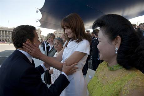 Francouzsk prezident Nicolas Sarkozy s manelkou Carlou Bruniovou (14. ervence 2009)