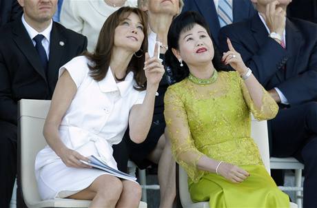 Cho francouzskho prezidenta Carla Bruniov (vlevo) s manelkou kambodskho premira (14. ervence 2009)