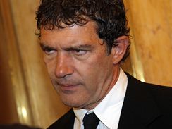 Antonio Banderas se bavil do ty do rna 