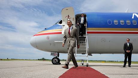 Obamovo letadlo McDonnell Douglas muselo kvli technickým potíím nouzov pistát v St. Louis (ervenec 2008)