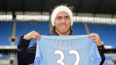 Carlos Tévez pózuje s dresem Manchesteru City.