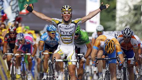 Mark Cavendish se raduje z vítzství v 11. etap Tour de France.