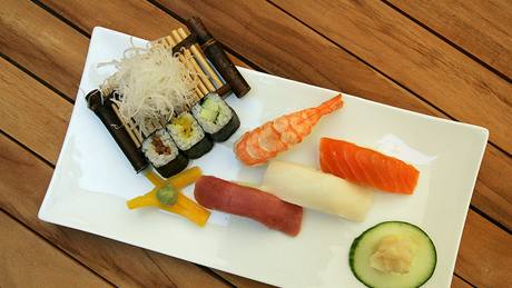 Správné sushi potebuje zelený ken wasabi, rýi, asu nori, syrovou rybu a bambusové výhonky 