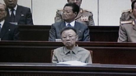 Kim ong-il na slavnostním shromádní u píleitosti 15. výroí úmrtí jeho otce Kim Ir-sena (8. ervence 2009)