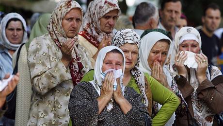 Bosenské eny sledují, jak projídjí autobusy s nov identifikovanými ostatky obtí masakru ve Srebrenici (9. ervence 2009)(6. ervence 2009)