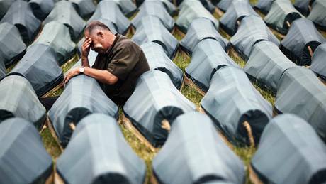 Rakve s nov identifikovanými ostatky 534 zabitých muslim v Srebrenici (11. ervence 2009)