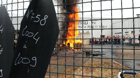 Zamstnanci New Fabris v Chatellerault okupují továrnu a poadují odstupné 30 tisíc eur. (13. ervence 2009)