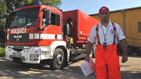 Vodní záchranái z Pavlova v nedli ráno vypravili kamion humanitární pomoci do záplavami postiených obcí.