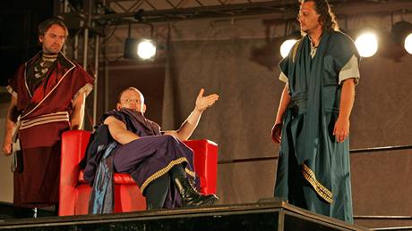 Shakespearovské slavnosti: Antonius a Kleopatra, v roli caesara Lubo Kostelný uprosted, vlevo Jan Révay