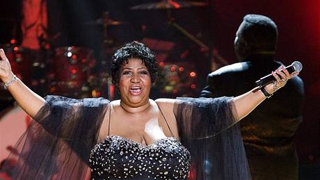 Jednou z gratulantek byla také slavna zpěvačka Aretha Franklin Jednou z gratulantek byla také slavna zpěvačka Aretha Franklin