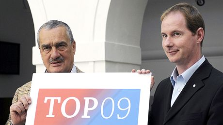 Pedseda hnutí Starostové a nezávislí Petr Gazdík (vpravo) a strany TOP 09 Karel Schwarzenberg pedstavují logo (17. ervence 2009)