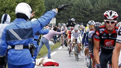 Tragédie na nejslavnjím závod Tour de France: nepozorná ena pecházela a zachytil ji policejní motocykl.