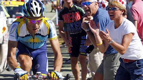 Alberto Contador se po 15. etap Tour de France oblékl do lutého trikotu.